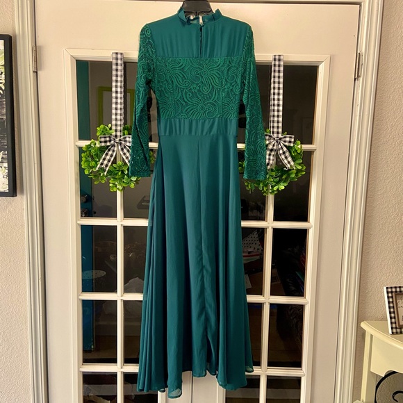 Elegant Green Maxi Dress - Picture 3 of 3